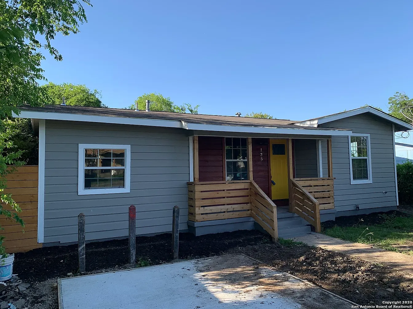 3 bed, 1098 sqft, $1,640 — Photo 1