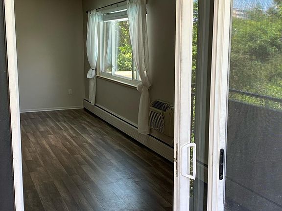 4th image of 1201 N Race St APT 9