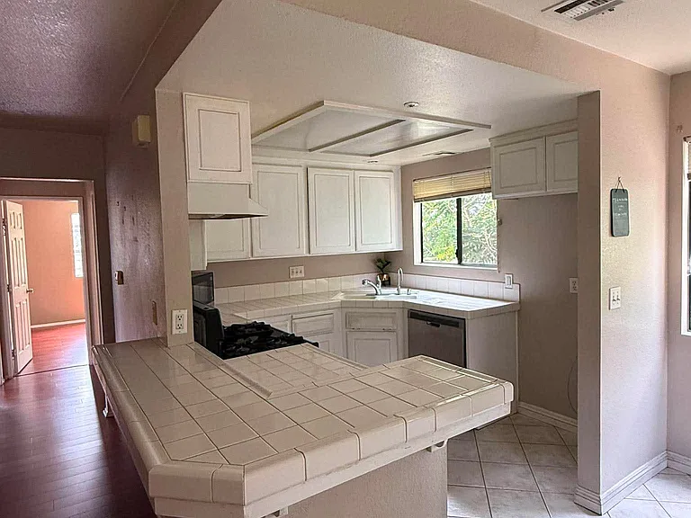 607 E Phillips Blvd — Photo 3