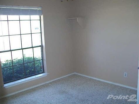 4th image of 200 Cozby St S