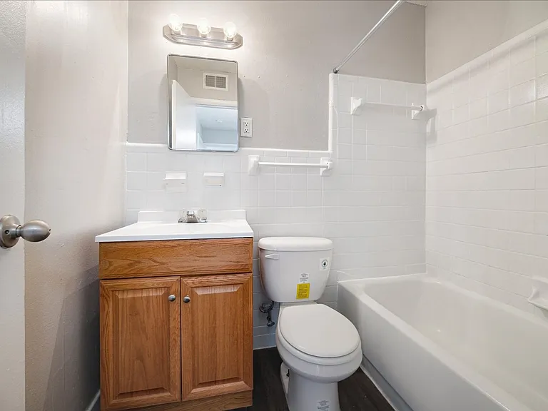 Holmes Pointe Apartments — Photo 26