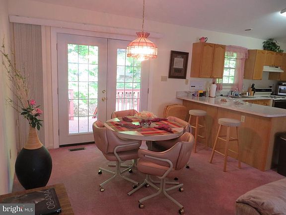 Dining Area & Breakfast Bar
