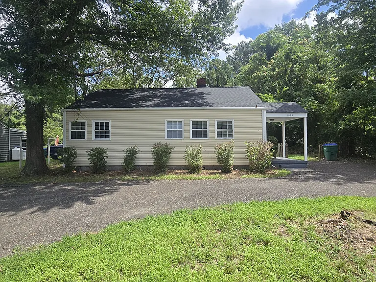 1025 Bradley Ln — Photo 3