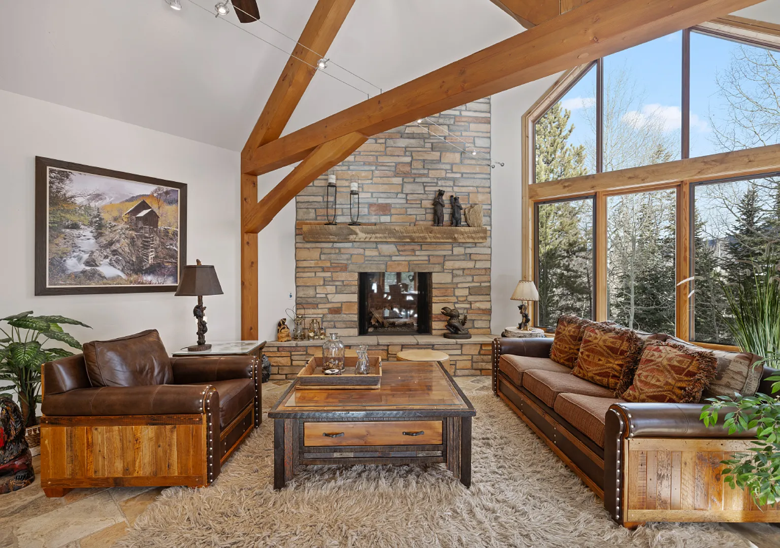 4 Car Garage! Hot Tub! Fully Furnished! 5-6 Month Winter rental! — Photo 2