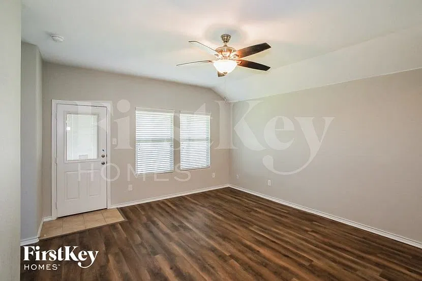 3 bed, 2.0 bath, 1700 sqft, $2,250 — Photo 2