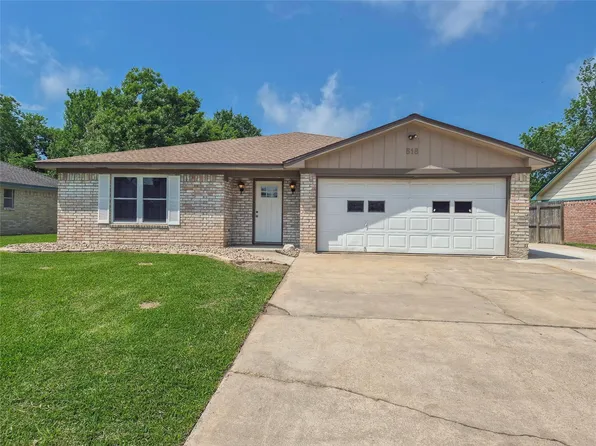 518 Walnut St, Lake Jackson, TX 77566