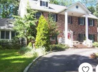 48 Private Rd, Calverton, NY 11933