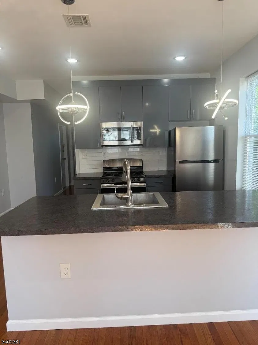 2 bed, 1.0 bath, $2,050 — Photo 1