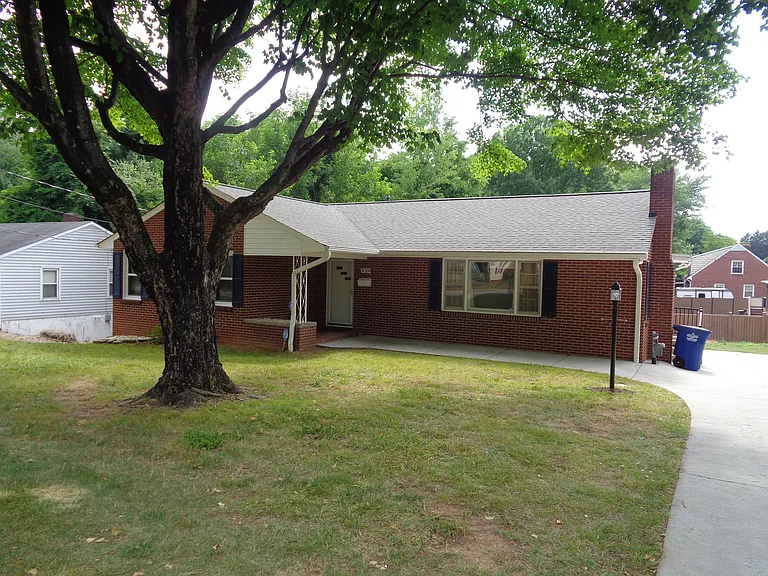 1302 Miller St — Photo 1