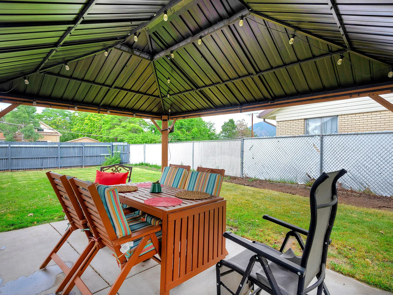 Spacious & Flexible 5-Bedroom Rental in Prime Murray Location — Photo 3