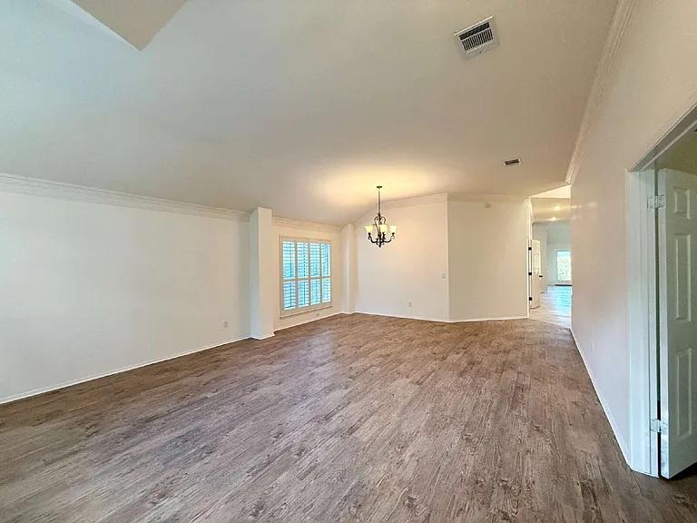 6106 Skahan Ln — Photo 2