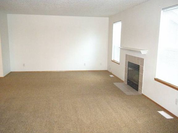 Family Room w/fireplace