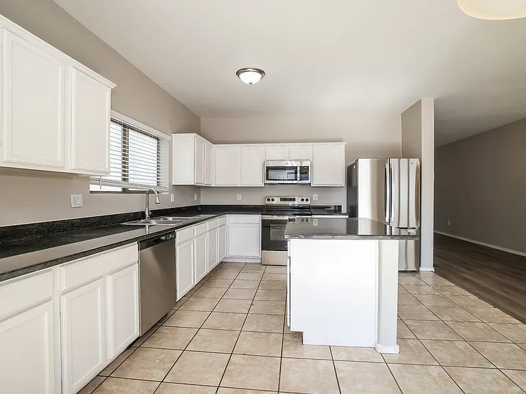 2413 W Chipman Rd — Photo 7