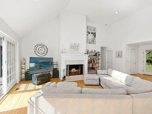 5th image of 94 Lakeside Ln