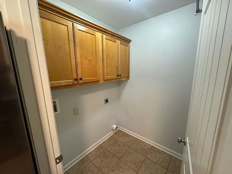 205 Hackberry Cv — Photo 8