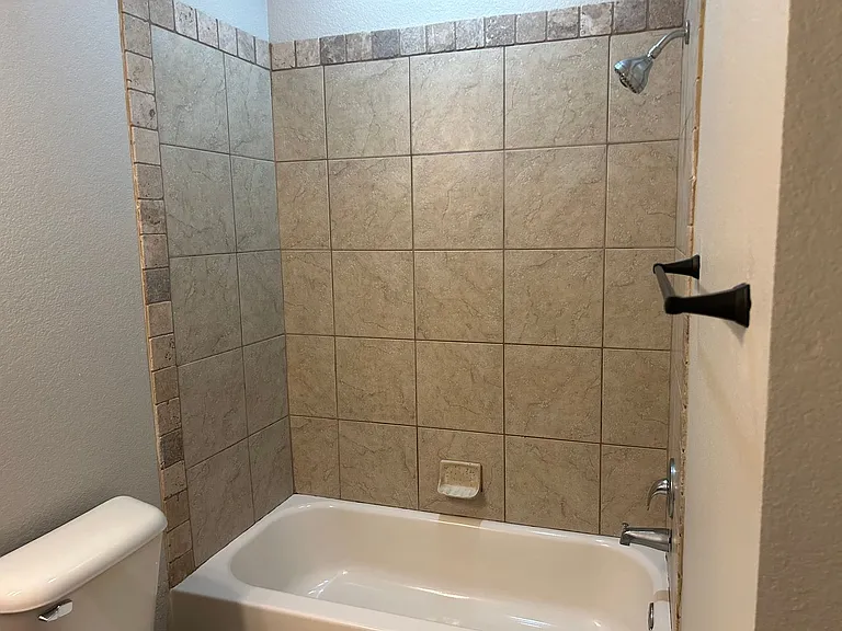 2670 N Valencia Ave — Photo 7
