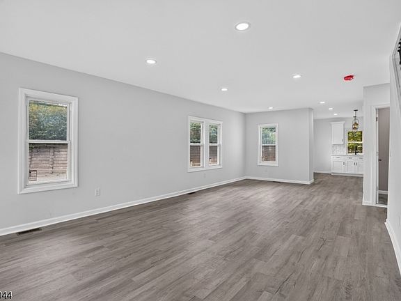 2nd image of 33 Race St