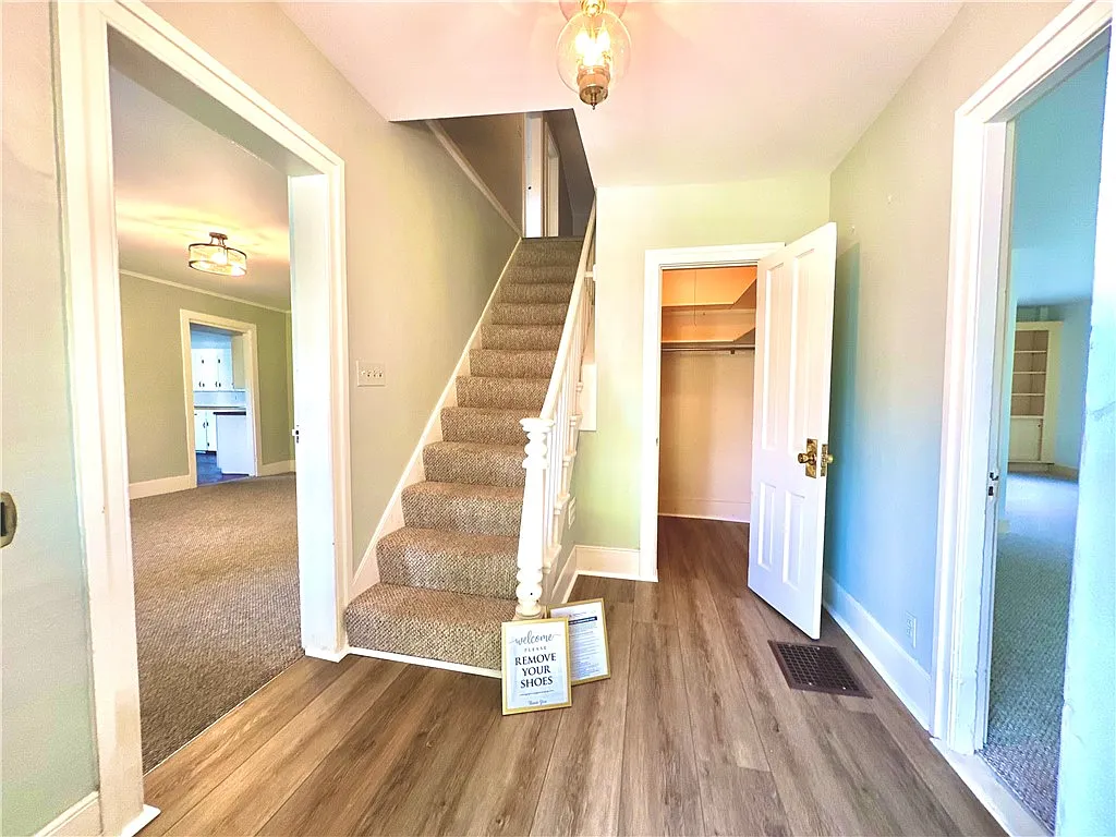 4 bed, 2.0 bath, 2194 sqft, $2,500 — Photo 3