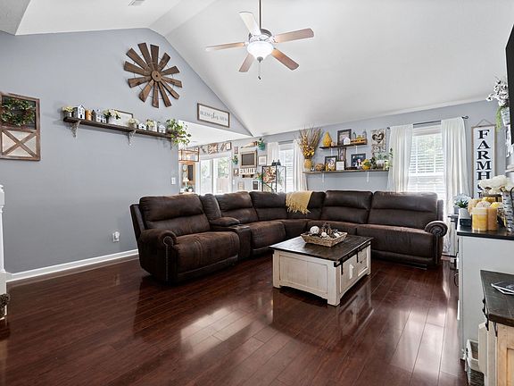 3rd image of 421 Piney Dr