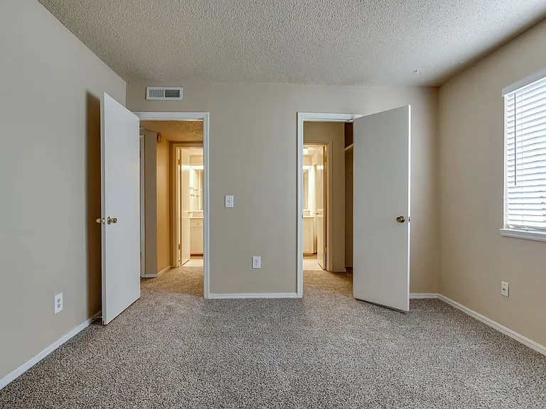 6060 Nw Expy #C — Photo 30