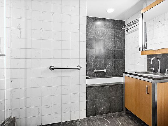 2nd image of 100 W 58th St APT 5H