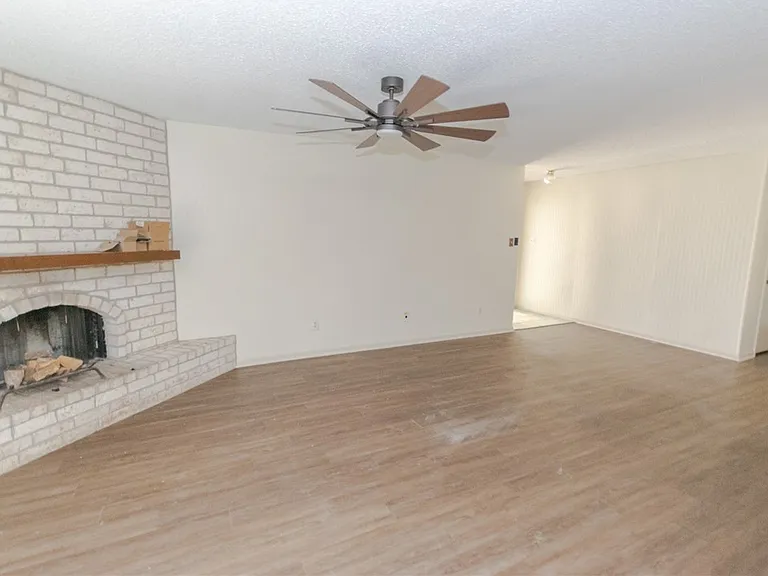 2240 Lombardy Dr — Photo 2