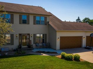 1221 W Woodstone Dr, Appleton, WI 54914