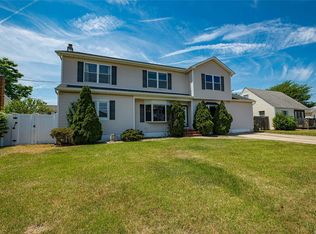 814 Milligan Ln, West Islip, NY 11795