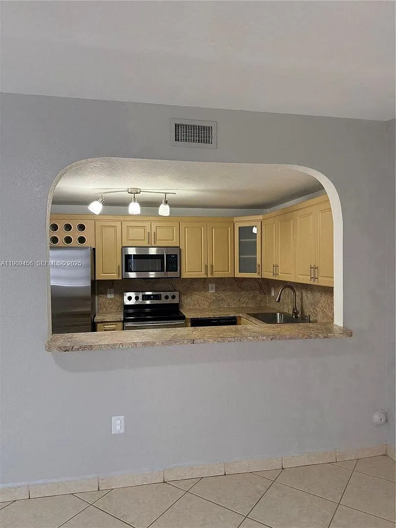 7542 NW 175th Street 7542, Hialeah, FL 33015 — Photo 3