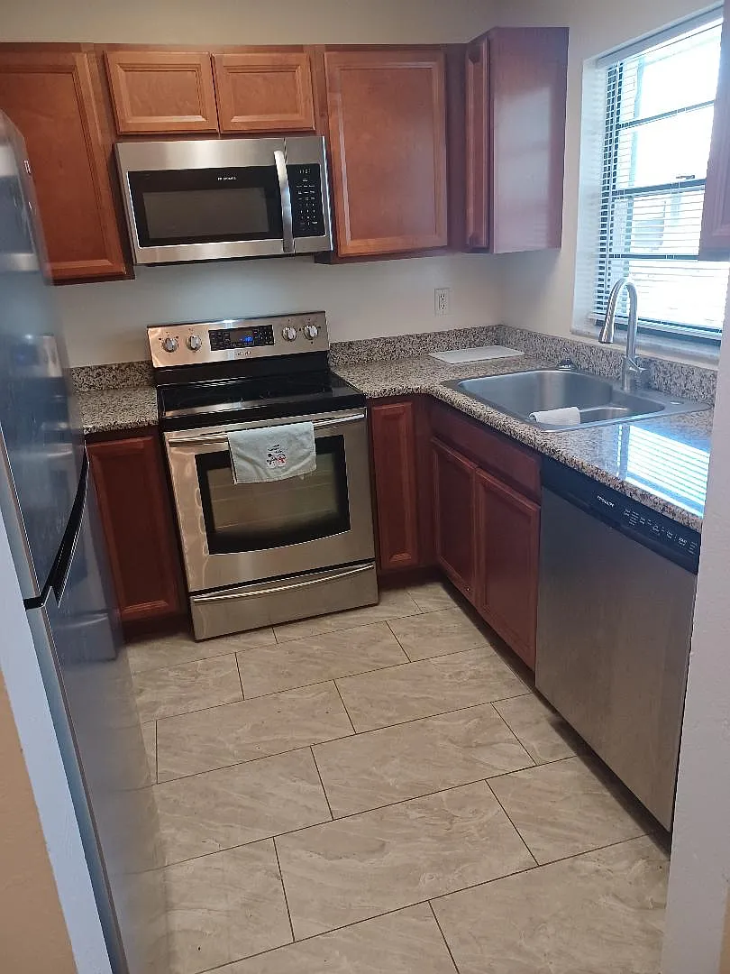 2 bed, 850 sqft, $1,350 — Photo 2