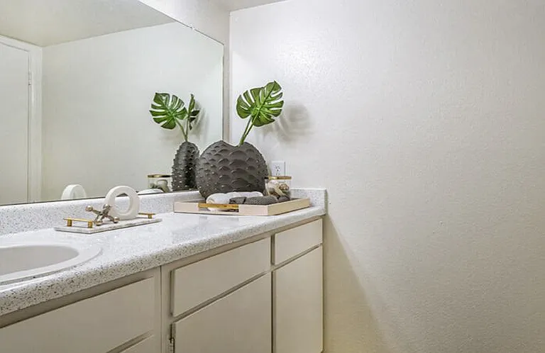 Woodlake Oaks Apartments — Photo 9