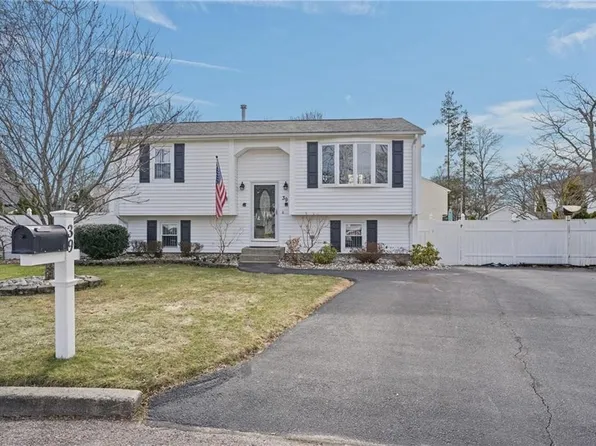 39 Gateway Ct, Warwick, RI 02889