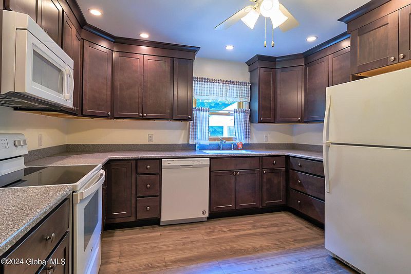 5th image of 15 Woodcrest Drive
