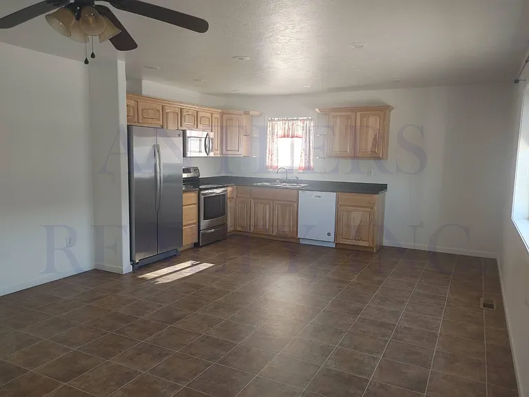 1190 E Adams St — Photo 2
