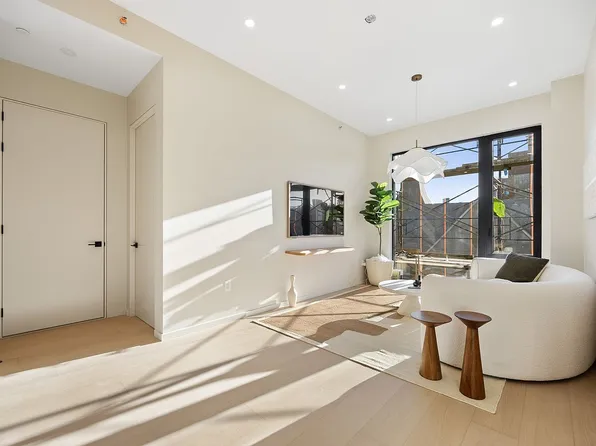 31-16 21st St #3I, Astoria, NY 11106