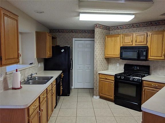 5th image of 1323 E Branch Hollow Dr