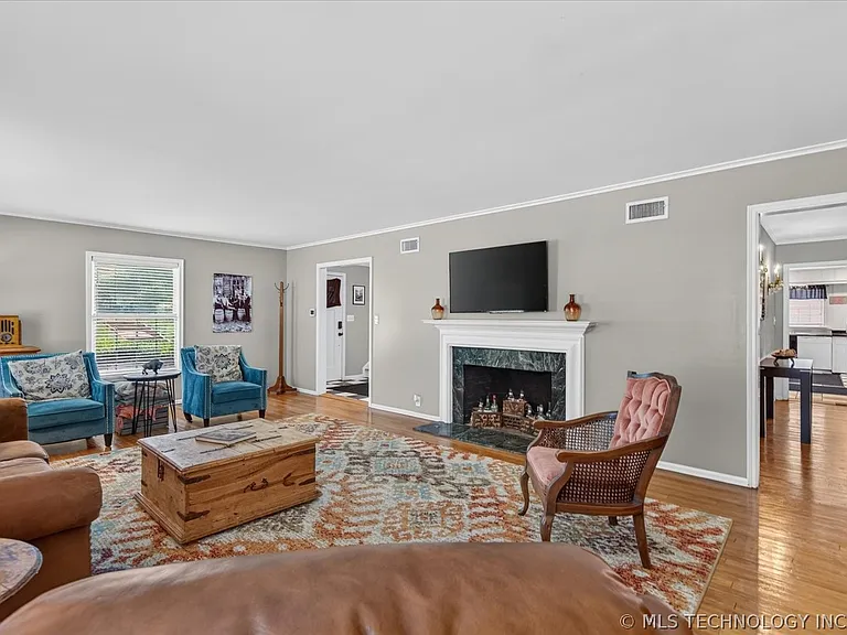 1525 Hillcrest Dr — Photo 8