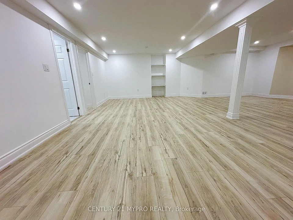 938 Red Deer Ave #BASEMENT