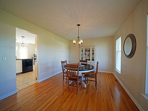 4th image of 18 Garden Ln