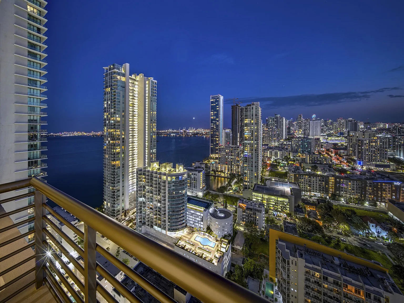 Metro Edgewater — Photo 1