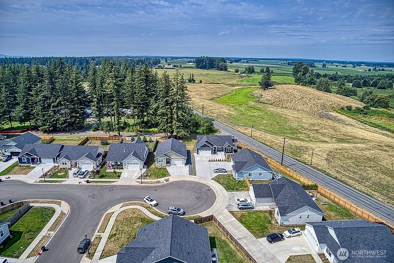 4th image of 1112 Falcon Court