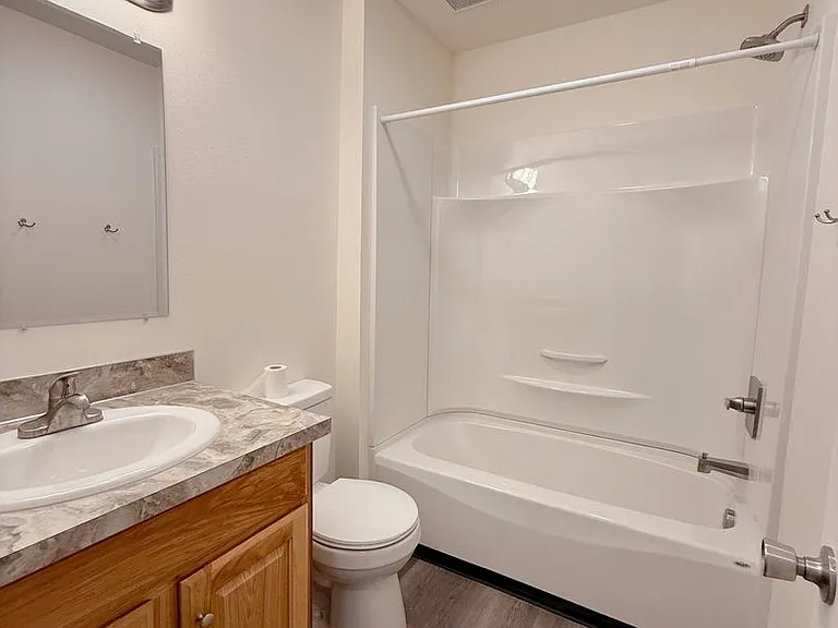 315 E Laurel St — Photo 16