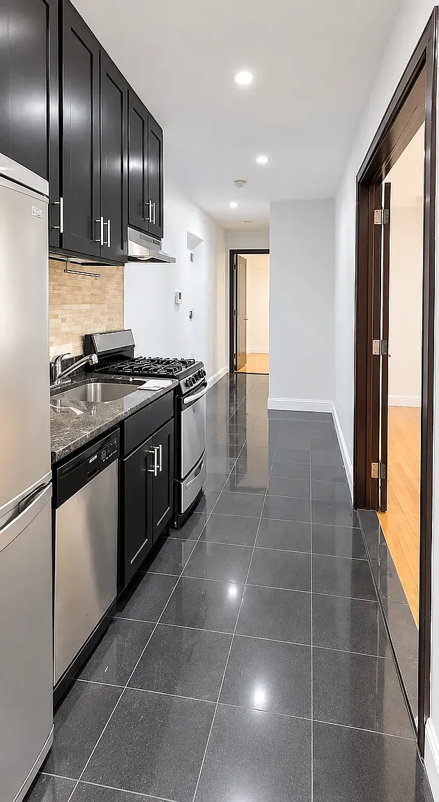 10 Manhattan Avenue — Photo 1