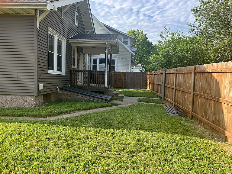 1504 N Robberson Ave — Photo 24