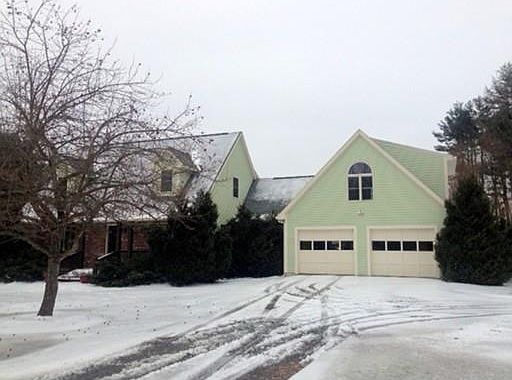 2nd image of 72 Mechanic St