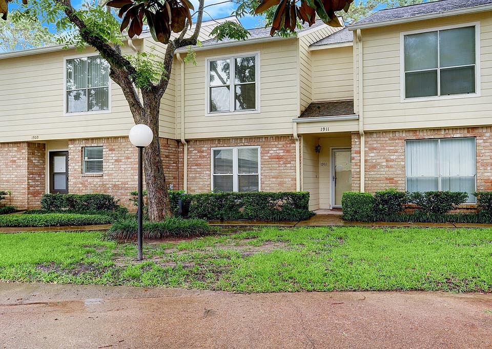 Welcome Home to this updated 3 bedroom, 3 bathroom townhome!