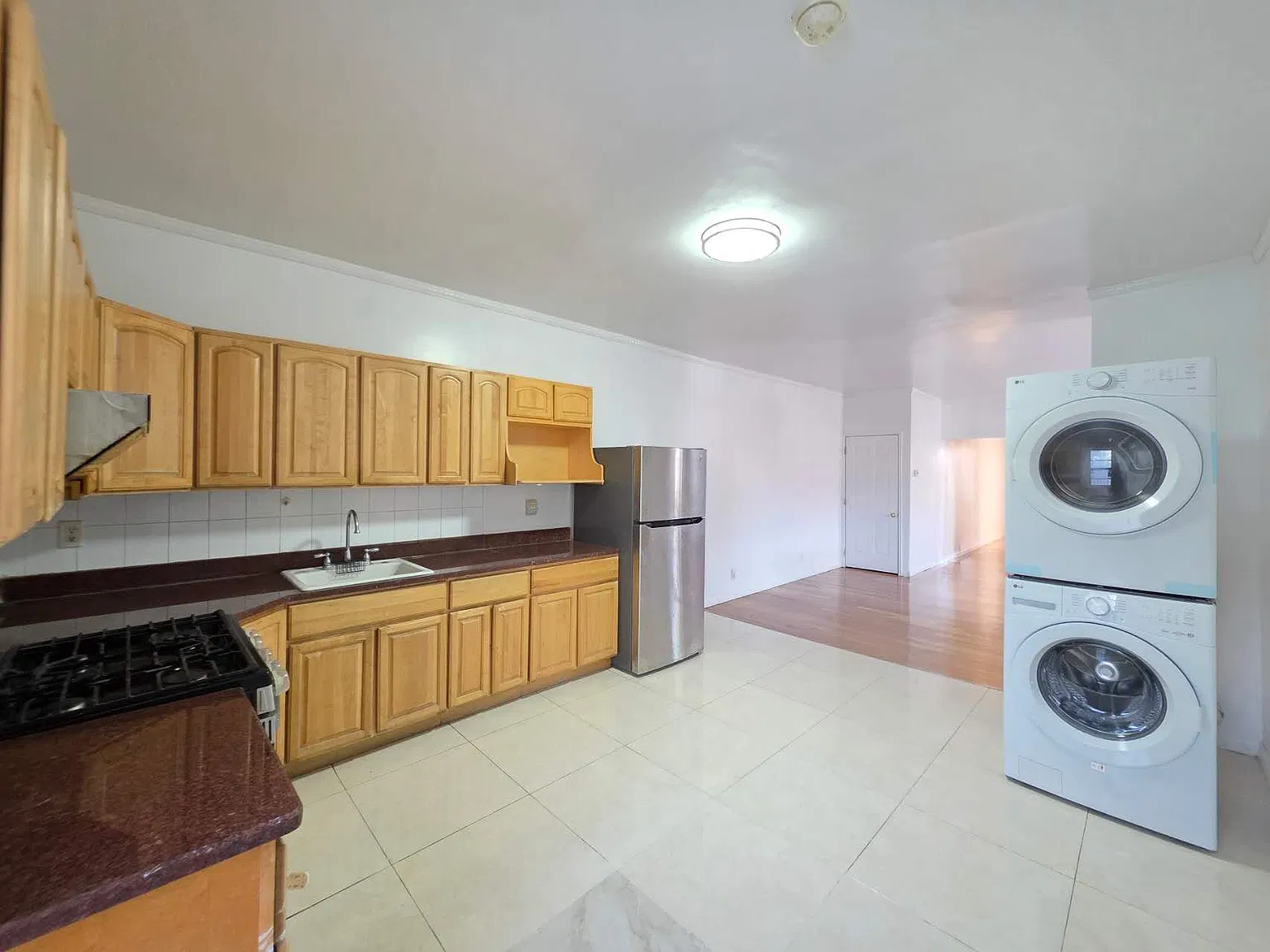 2 bed, 800 sqft, $3,000 — Photo 2