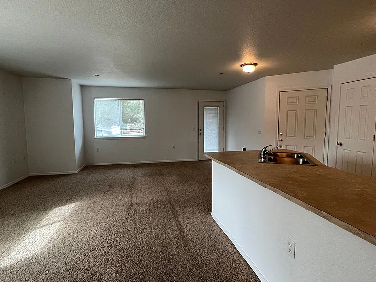 Ellendale Manor Apartments — Photo 5
