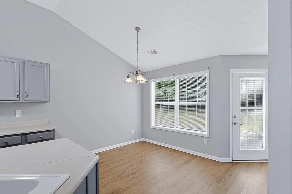 3 bed, 1946 sqft, $2,400 — Photo 4