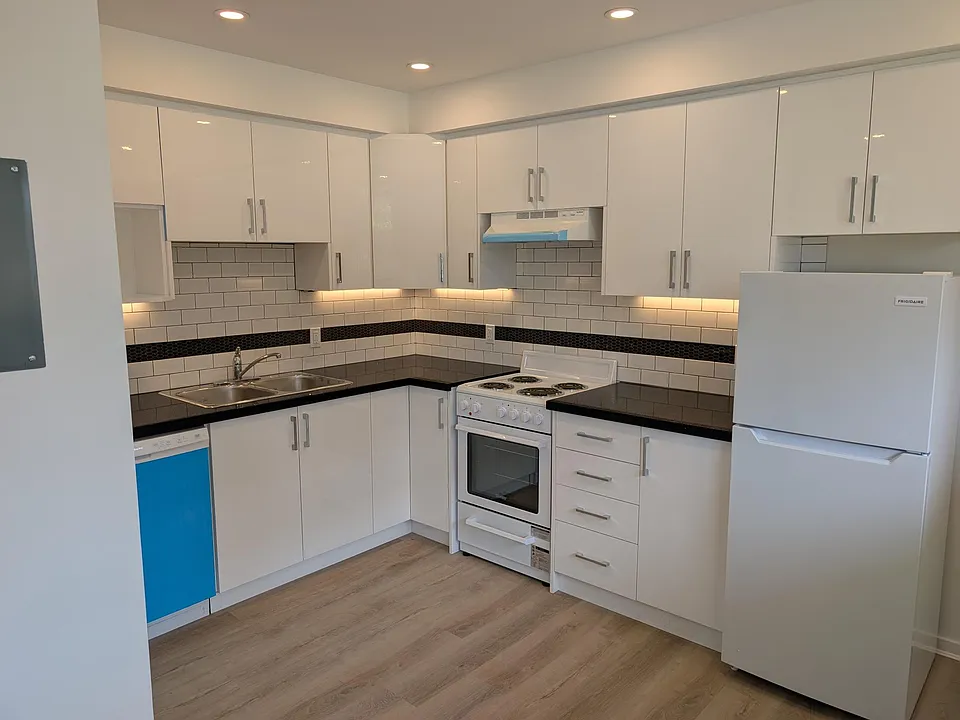 10 Elvaston Dr